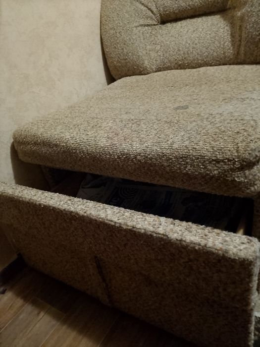 Продам диван угловой небольшой
