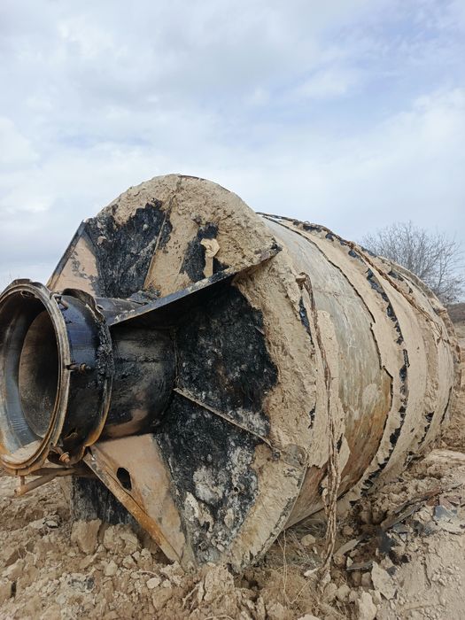 Katta hajmli, ikki qavatli sanoat bochkasi (rezervuar) sotiladi.
