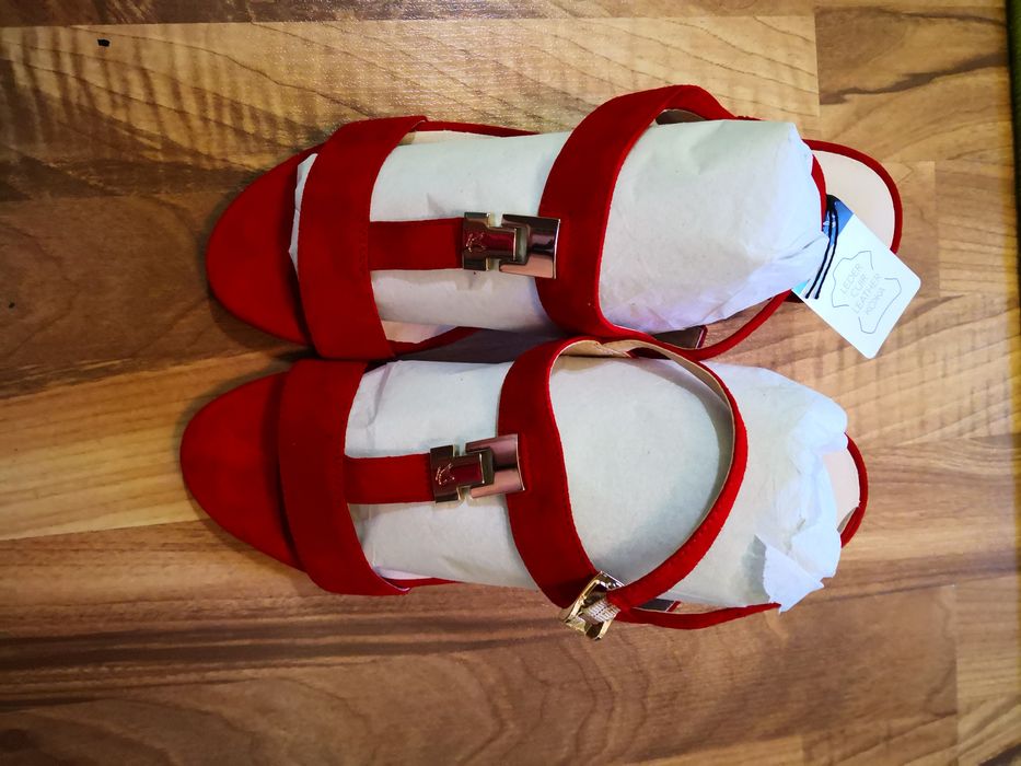 Sandale rosii din piele intoarsa