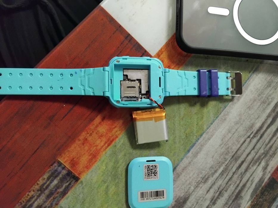 Vând husa pentru telefon iPhone 15 pro max si un ceas pentu copii