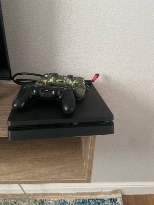 Playstation 4 б/у в нормалном состояние