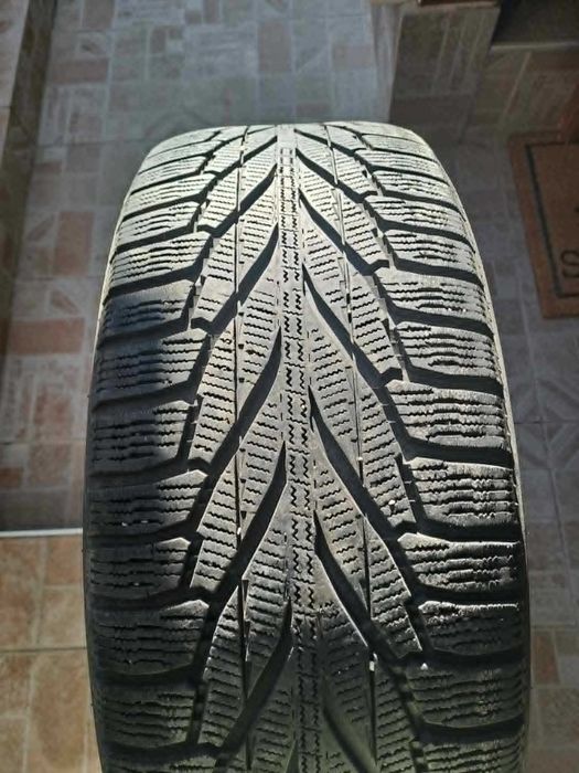 Продавам комплект зимни гуми Nokian Hakkapeliitta R2 SUV, размер 235/60 R17 106R XL, монтирани на 17-цолови стоманени джанти + тасове подарък