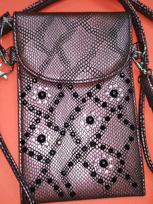 Дамски бутикови чантички за телефон и ключове