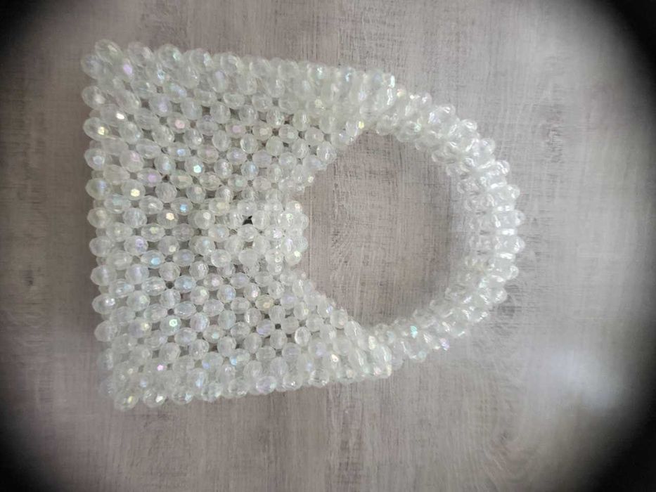 белая сумочка из бусинок