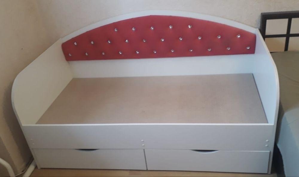 Продам кровать с ортопедическим матрасом