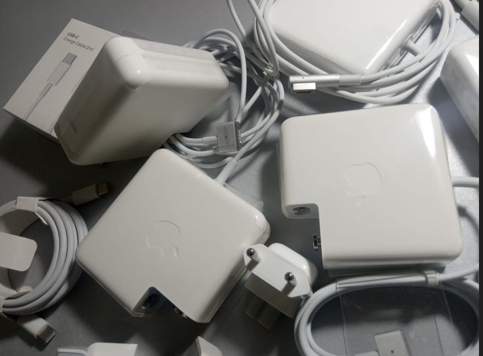 на MacBook - зарядка, блок питания .