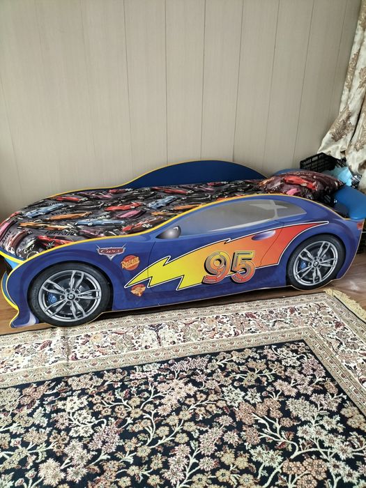 Кровать и стол детские