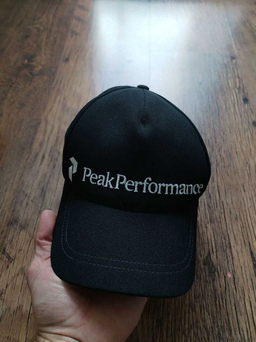 peak performance - страхотна шапка КАТО НОВА 100% оригинал универсален размер