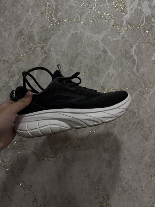Продам кроссы Fila