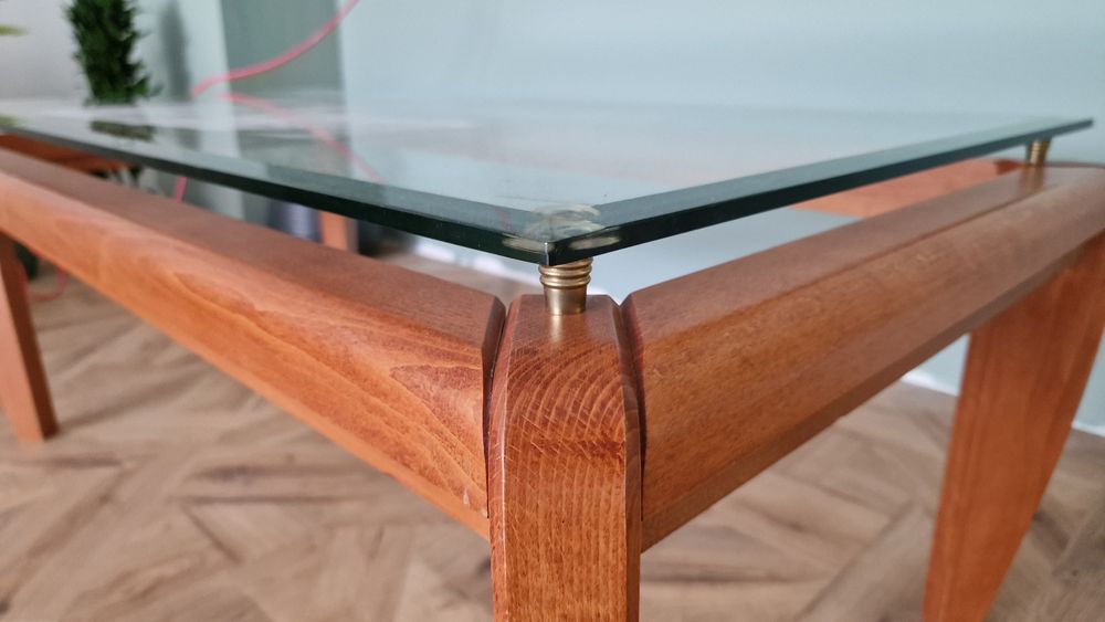 Холна маса от дърво със стъклен плот