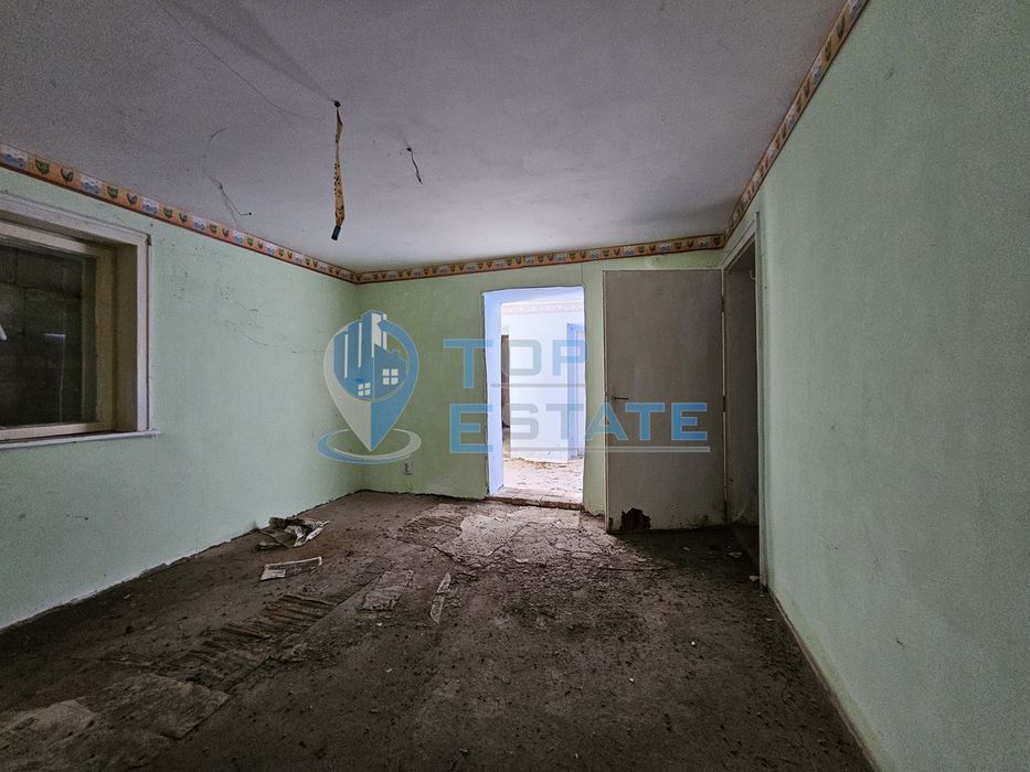 Тухлена къща с кладенец и голям двор в село Павел