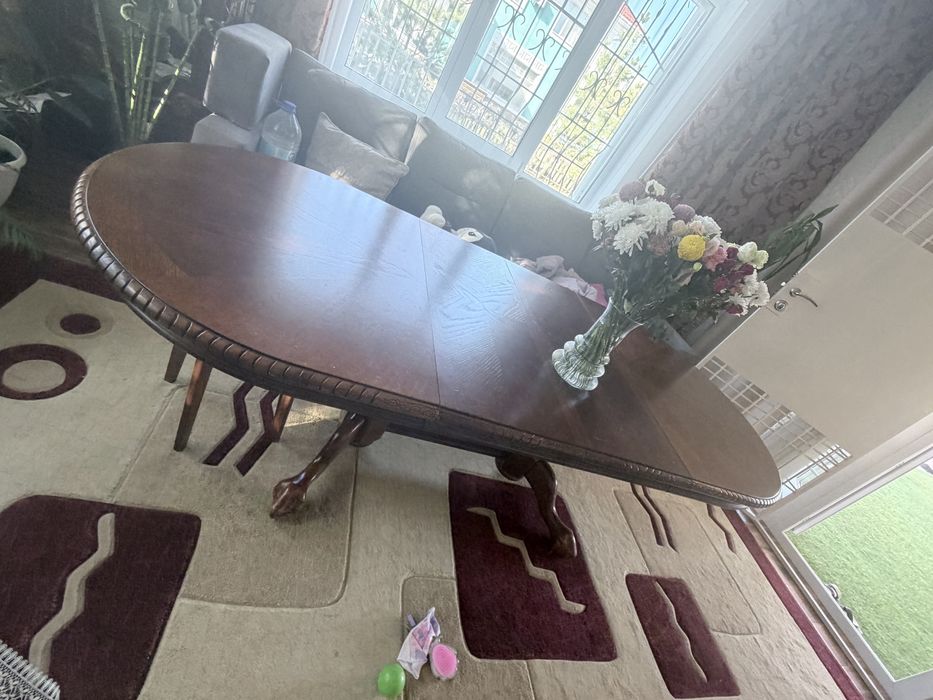 Обеденный стол шикарный
