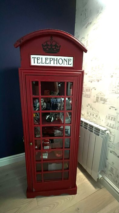 Витрина-шкаф телефонная будка