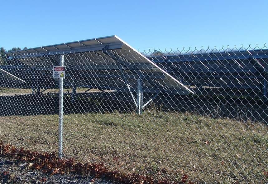 изграждане на огради с циментови колове метален профил и мрежа