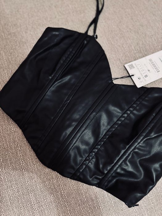 Top nou zara s piele