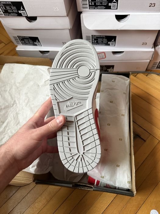 Jordan 1 Low Smoke Grey Red marimea 41 si 42