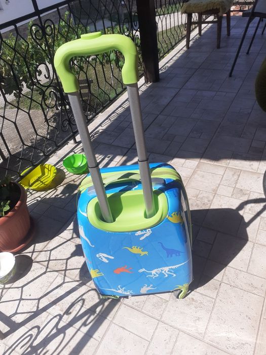 Детски куфар с пукнатина