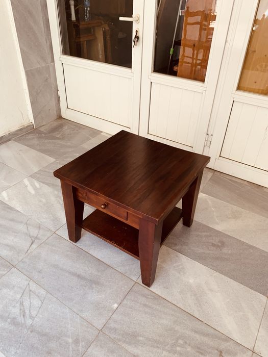 Дървена холна масичка с чекмедже