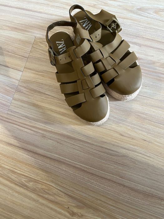 Сандали.    ZARA