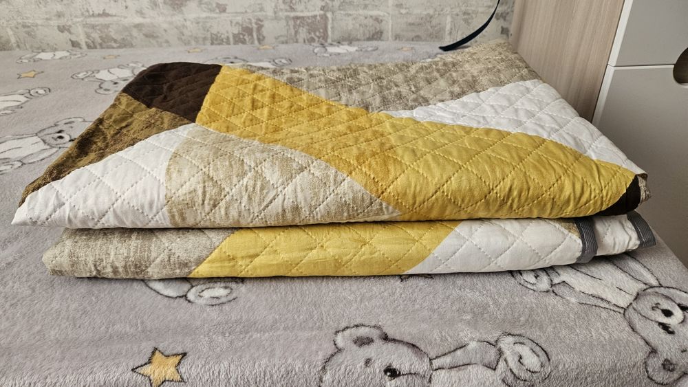 Покрывала 90/200 две штуки