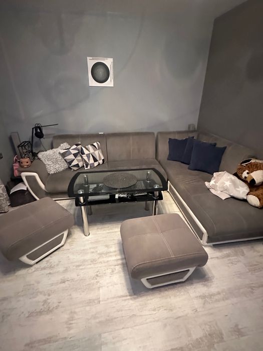 Холна гарнитура в комплект със стъклена маса