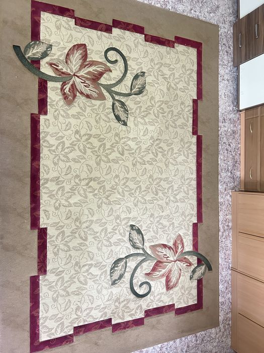 Продам ковер с прикроватными ковриками