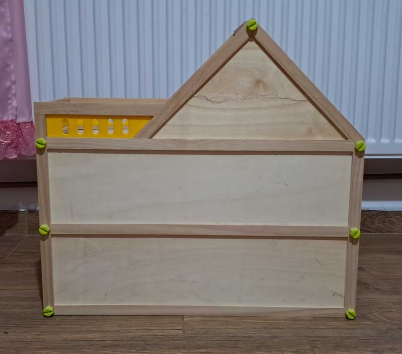 casa de papusi din lemn si plastic cu papusi si mobila