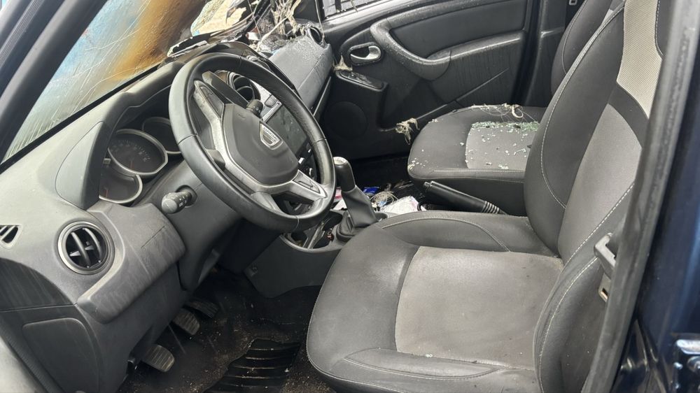 На части DACIA DUSTER 1.6i бензин 2017 година като нова много запазен