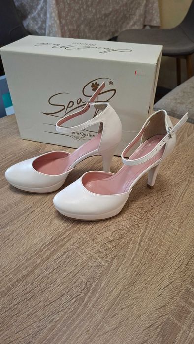 Дамски официални обувки номер 37