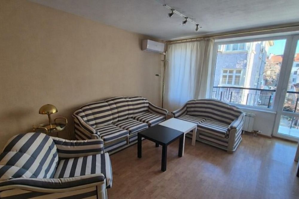 Тристаен, под наем, Център