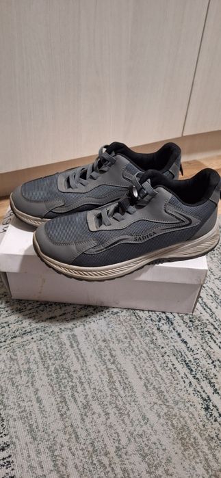 Продам мужские кроссовки