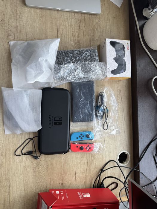 Nintendo Switch Oled, полный комплект + 2 игры