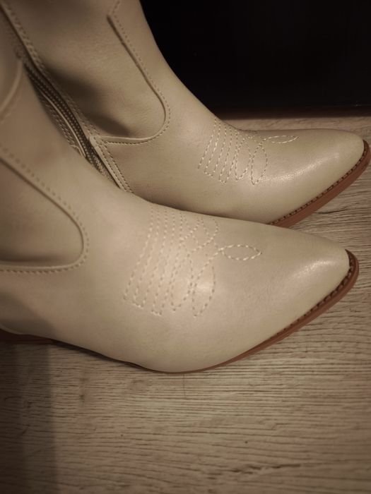 Дамски кожени каубойски ботуши в бежов цвят / екрю