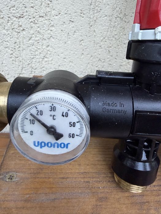 Distribuitor Uponor Vario M – 5 circuite, cu debitmetre