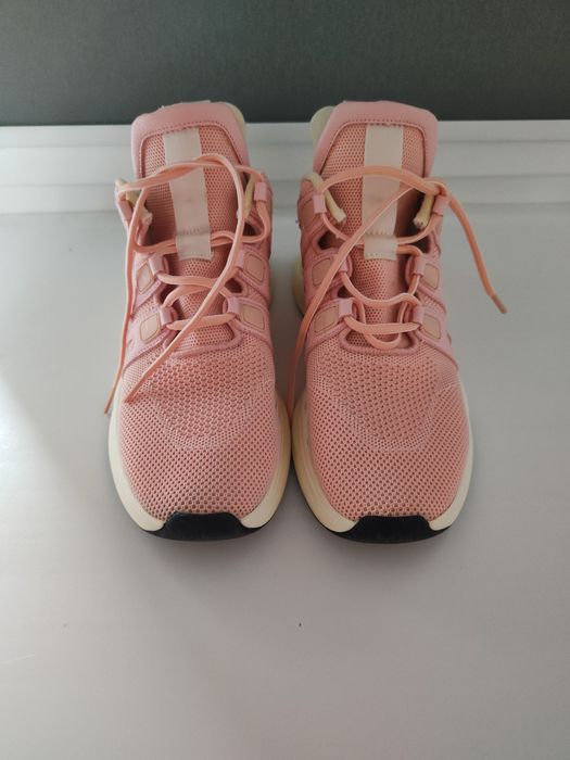 Продам кроссовки женские