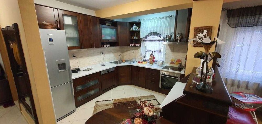 Дава се под наем Тристаен апартамент в Бургас, Център - 78 кв.м за 280.5 € - Снимка #3