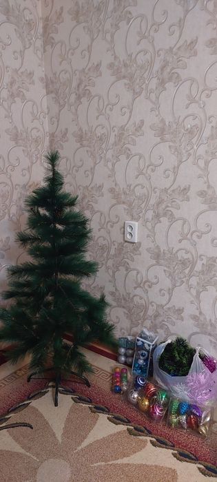 продам Б/У ёлку с игрушками