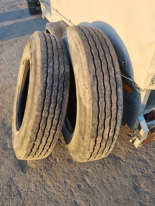 Продам две шина 10R 22,5