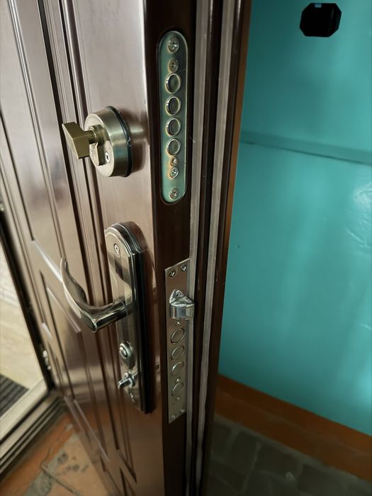 Продам входную дверь