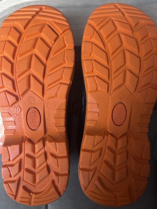 Продам новые осенние рабочие ботинки