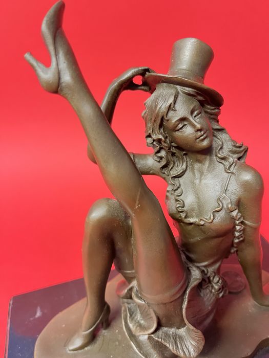 Бронзова статуя на дама-Танцьорка в кабаре