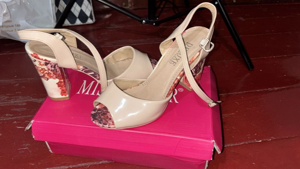 Әдемі жеңіл аяқ киім