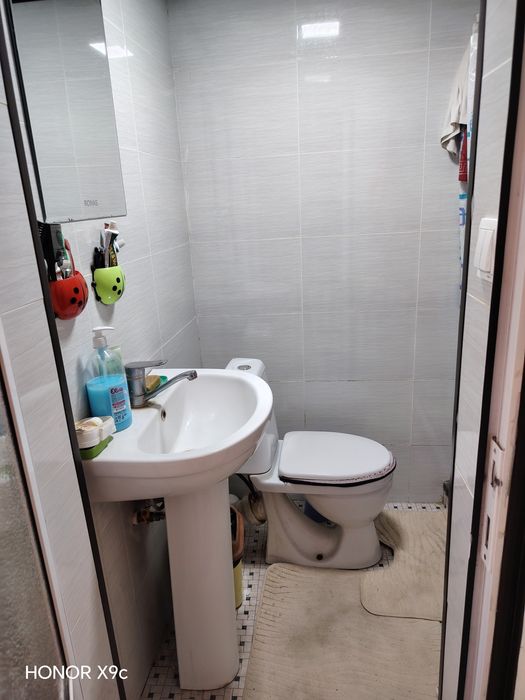 Qurilishi tugallanmagan lekin barcha sharoitlari ichida bo'lgan hovli.