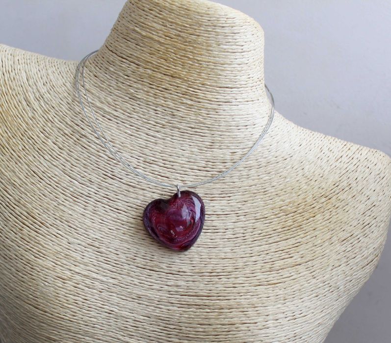 Ръчно изработено колие сърце от епоксидна смола – Авторска бижутерия