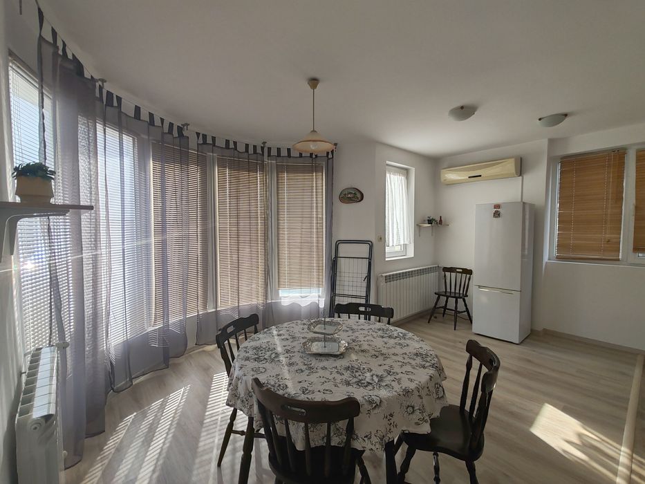 Дава се под наем Четиристаен апартамент в Бургас, Сарафово - 150 кв.м за 1097.01 € - Снимка #4