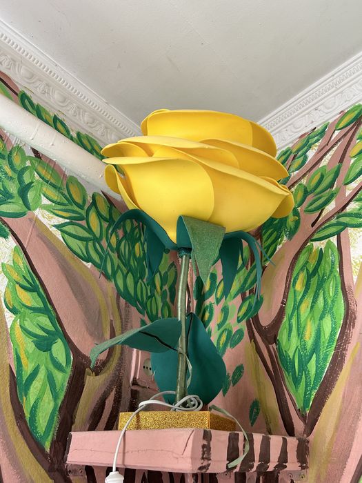 Шкаф, парта, гүл