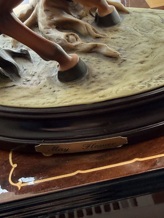 Продаем сувенир лошадь из дерева