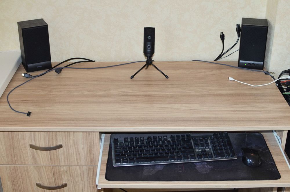 Кровать односпальная, стол письменный, тумбочка, полки для детской