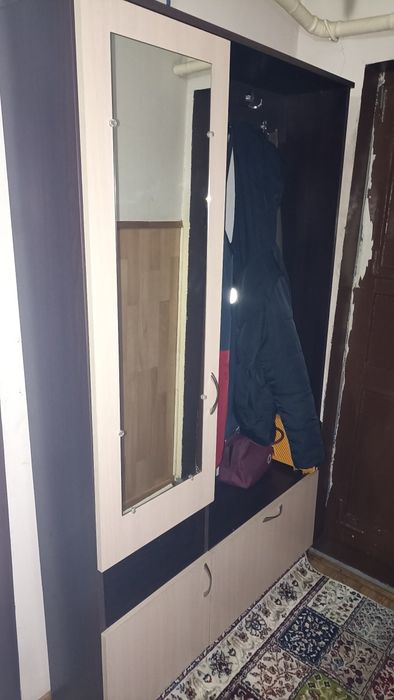 Срочно продам вешалку в прихожую