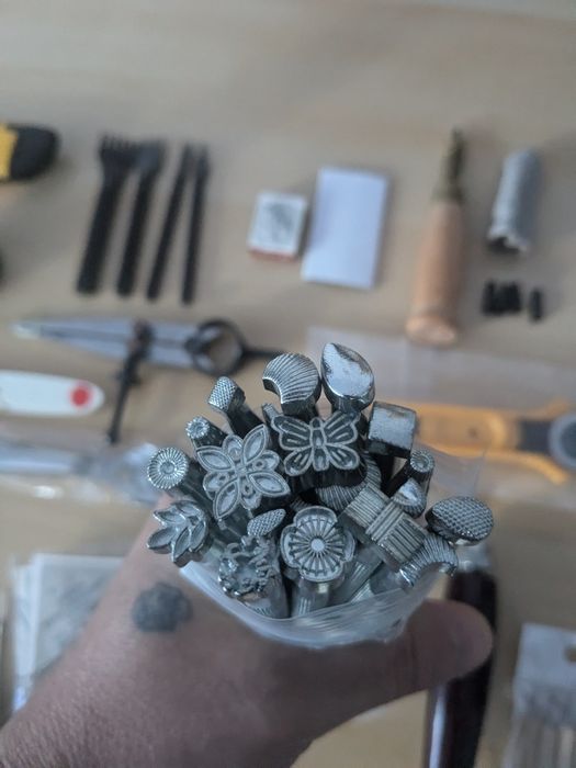 Trusa sculptura in piele